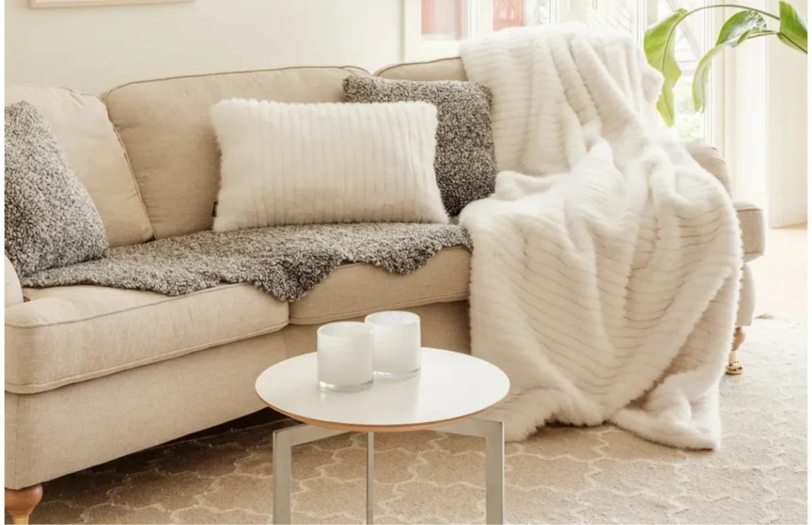 Bild på plädar och fällar i en soffa för kategorin Plädar & Filtar