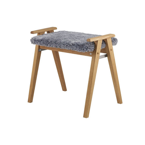 Pall i ek med grå fårskinnsdyna och avtagbara trähandtag