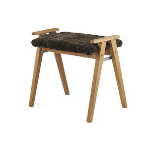 Pall i ek med mörkt fårskinn och armstöd, skandinavisk design