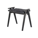 Svart träpall med grått fårskinn och A-formade ben, designmöbel i skandinavisk stil