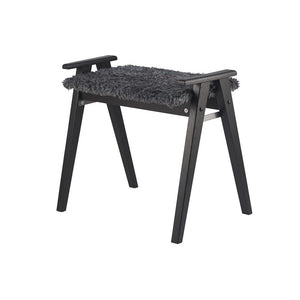 Svart träpall med grått fårskinn och A-formade ben, designmöbel i skandinavisk stil