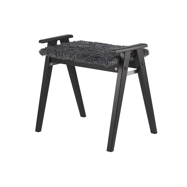 Svart träpall med grått fårskinn och A-formade ben, designmöbel i skandinavisk stil