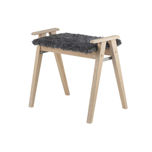 Fotpall i ljust trä med grå fårskinnsdyna och armstöd i skandinavisk design