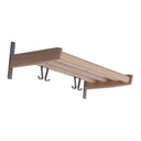 Väggmonterad trähylla med krokar i ljust trä och mörkgrå metallbeslag