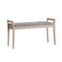 Bänk i ljust trä med grå fluffig sits, modern skandinavisk design med smala ben