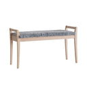 Bänk i ljust trä med grå fårskinnsdyna, skandinavisk design med smala ben och armstöd