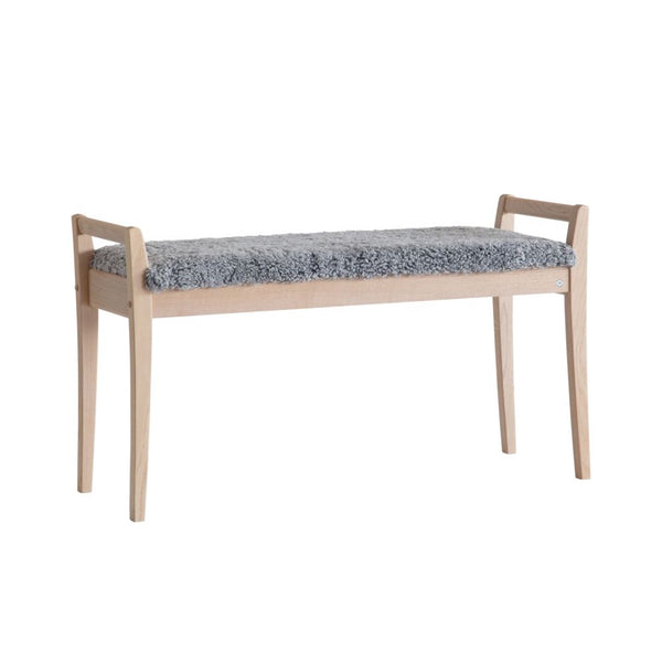 Bänk i ljust trä med grå fårskinnsdyna, skandinavisk design med smala ben och armstöd