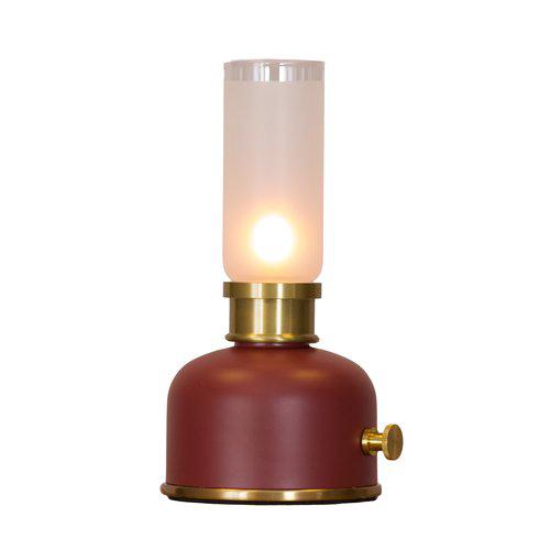 Frida bordslampa Mörkröd 11x22cm- produktbild när lampan är tänd