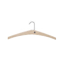 Klädgalge i ljust trä med metallkrok, enkel och elegant design för garderob