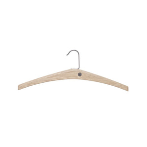 Klädgalge i ljust trä med metallkrok, enkel och elegant design för garderob