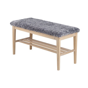 Hallbänk med grå fårskinnsdyna och naturligt trä, med förvaring under sitsen