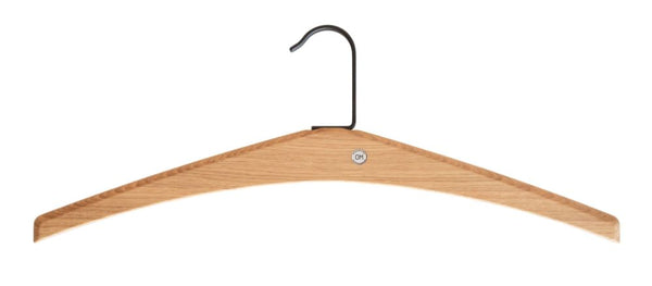 Träklädhängare med metallkrok i ek, klassisk design för kläder och jackor