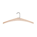 Träklädhängare med metallkrok i ljust trä för förvaring av kläder
