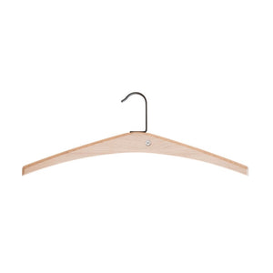 Träklädhängare med metallkrok i ljust trä för förvaring av kläder