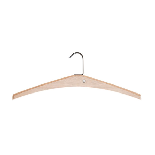 Träklädhängare med metallkrok i ljust trä för förvaring av kläder