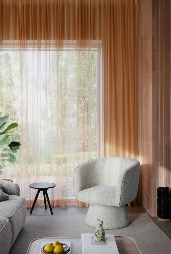 Shoreham fåtölj Beige tyg, snurr. Rowico ljusbeige. Miljöbild