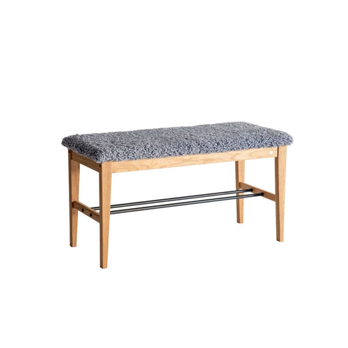Hallbänk i ek med grå ullig sits och hylla för skor i metall