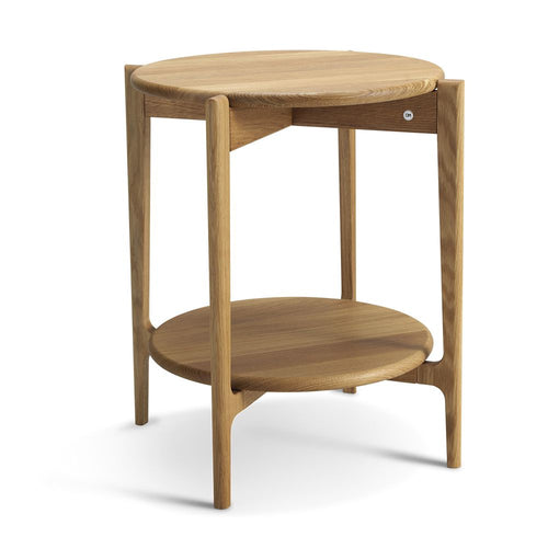 Runt soffbord i ek med två hyllplan och fyra ben, skandinavisk design i naturligt trä