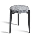 Rund pall med grå fårskinnsdyna och svarta träben