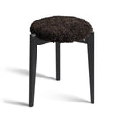 Rund pall med svarta fårskinnsdyna och svarta träben