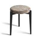 Pall med svarta träben och rund sits i beige/grå teddy-textil