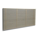 Akustikpanel med horisontella träribbar i ljust och mörkt trä monterad på vit vägg