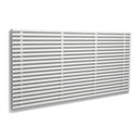 Horisontell designradiator i silver med tunna metallstavar monterad på vit vägg