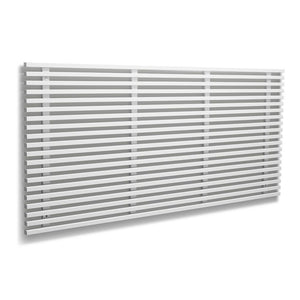 Horisontell designradiator i silver med tunna metallstavar monterad på vit vägg