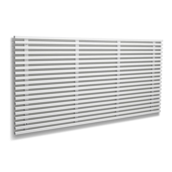 Horisontell designradiator i silver med tunna metallstavar monterad på vit vägg