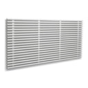 Vit horisontell designradiator med tunna lameller monterad på vägg i modern stil