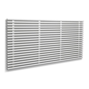 Vit horisontell designradiator med tunna lameller monterad på vägg i modern stil