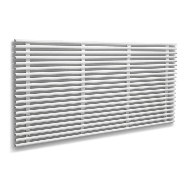 Vit horisontell designradiator med tunna lameller monterad på vägg i modern stil