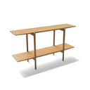 Tvåhyllad konsolbord i ljust trä med smala ben och modern skandinavisk design