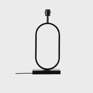 Svart lampfot i ovalform.