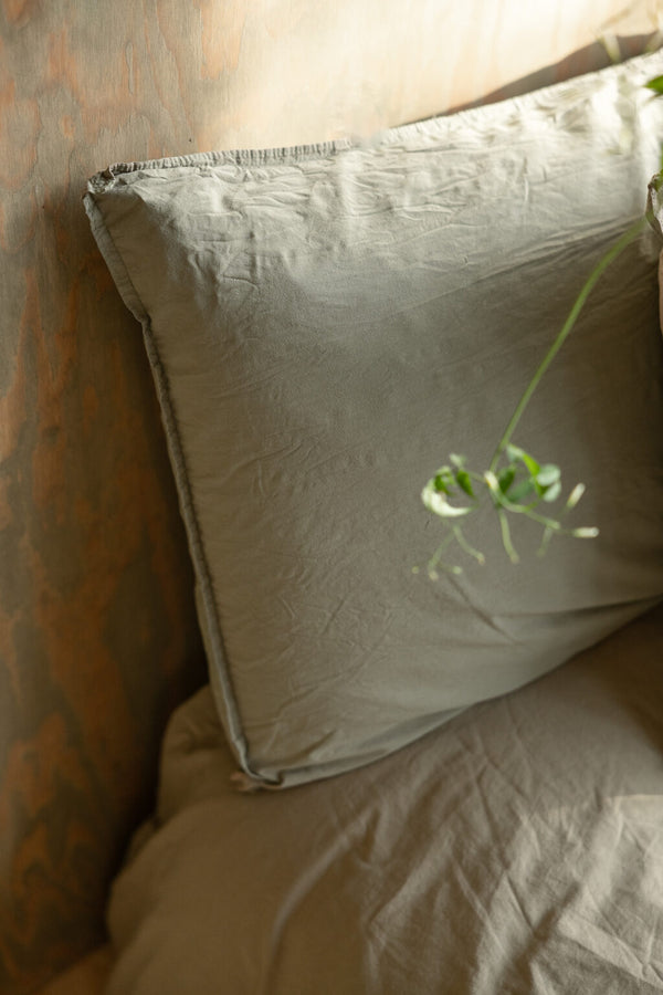 Crinkle Sage påslakanset, i färgen Sage. Miljöbild