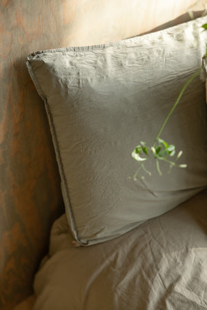 Crinkle Sage kuddfodral. Miljöbild
