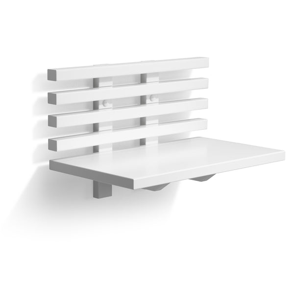 Vit väggmonterad hylla med fyra horisontella skenor och platt hyllplan i minimalistisk design