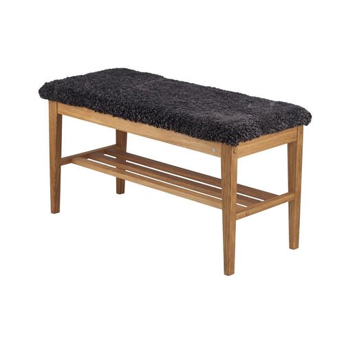 Hallbänk i ek med svart fårskinnsdyna och hylla för skoförvaring