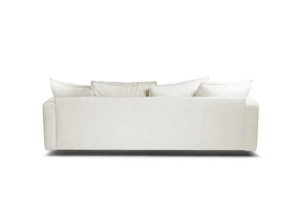 Vit soffa med lösa kuddar i linnetyg, vy framifrån mot vit bakgrund