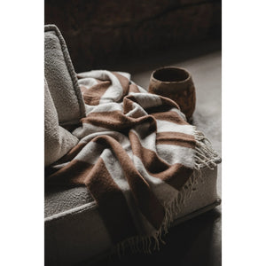 Zara  Pläd 130x170cm, brun och beige randig pläd i en soffa- miljöbild