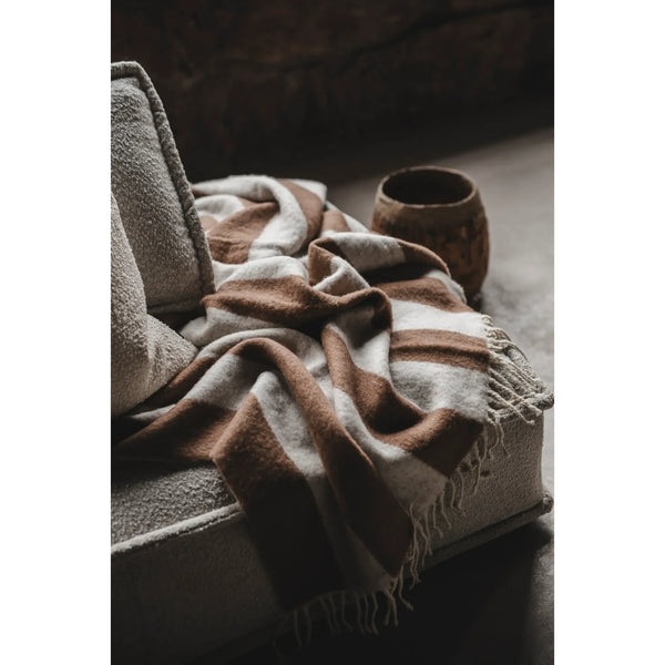 Zara  Pläd 130x170cm, brun och beige randig pläd i en soffa- miljöbild