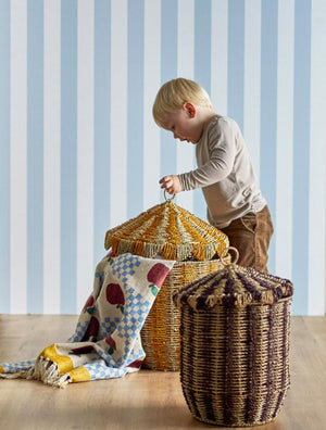 Cikkeline Korgset. sjögräs, Multi Ø37/32 H50/43cm- miljöbild med ett barn som öppnar korgen