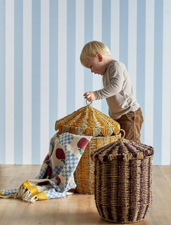 Cikkeline Korgset. sjögräs, Multi Ø37/32 H50/43cm- miljöbild med ett barn som öppnar korgen