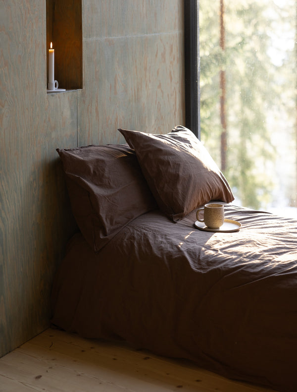 Crinkle Påslakanset 150x210 + 50x60cm espresso- miljöbild