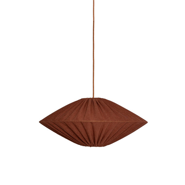 Brun plisserad taklampa i tyg med UFO-form hängande från brun textilsladd