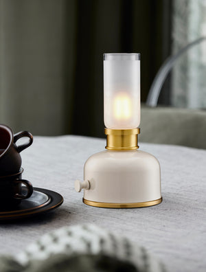 Frida bordslampa beige- miljöbild
