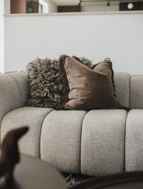 Frill Kuddfodral 50x50cm Sammet beige- miljöbild