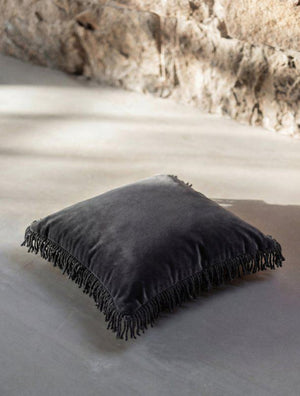 Frill Kuddfodral 50x50cm Sammet mörkgrå- miljöbild