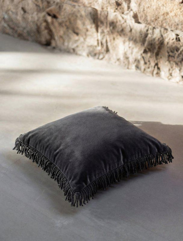Frill Kuddfodral 50x50cm Sammet mörkgrå- miljöbild