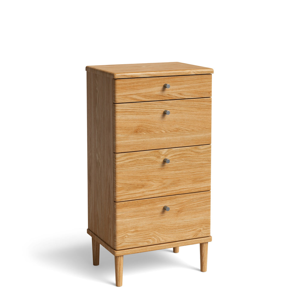 Byrå i ek med fyra lådor och ben i skandinavisk design